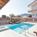 M & S Villa - 4 Bedroom Villa With Heated Pool