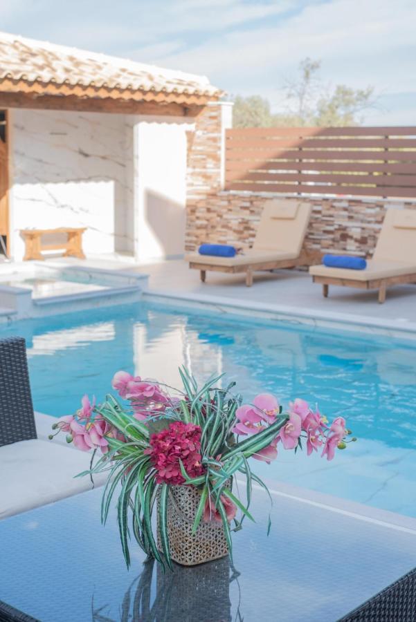 M & S - 4 Bedroom With Heated Pool *